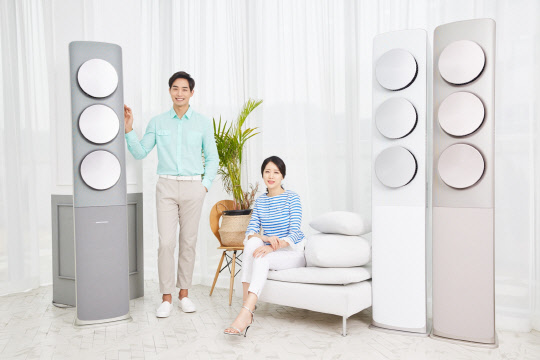 24일 삼성전자 모델이 사용자의 다양한 복합어를 알아듣는 인공지능(AI) 기능을 적용한 무풍에어컨을 소개하고 있다.  삼성전자 제공